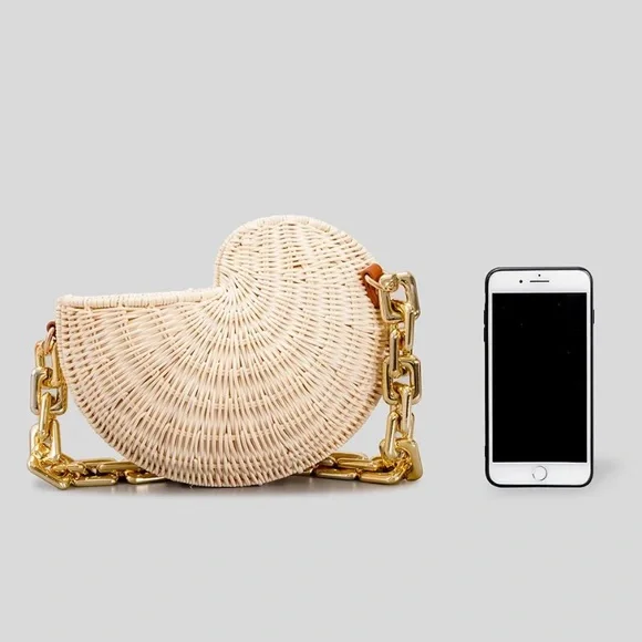 Gold Chain Woven Shell Bag. PreOwned .one Size. - Picture 8 of 11
